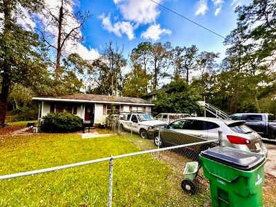 Single Brick Rancher with large front yard | Image 3