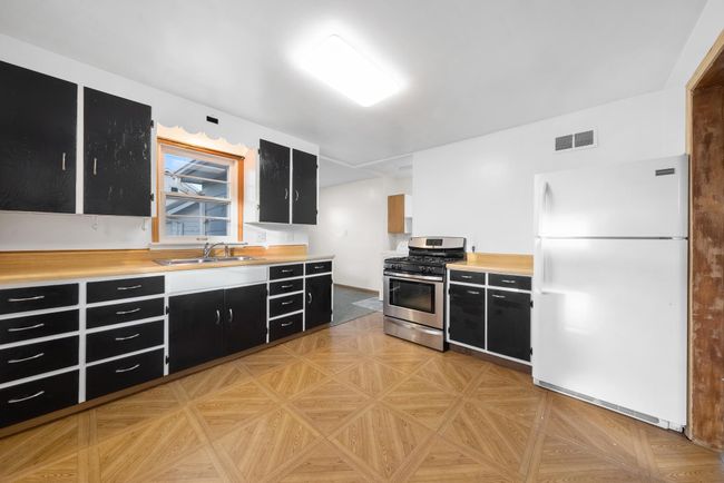 Kitchen | Image 12