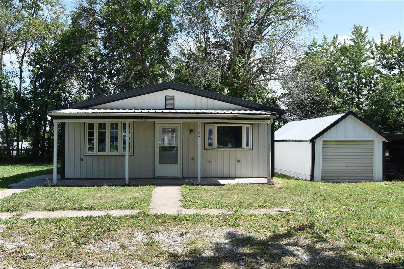 Chestnut St, Shelbina, MO 63468