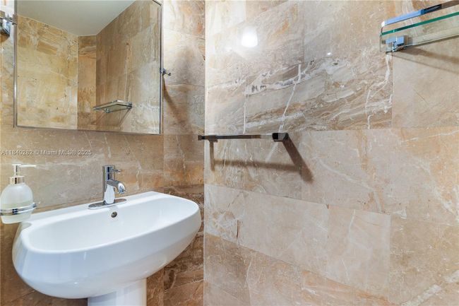 APT-3715 - 1900 N Bayshore Dr, Condo with 2 bedrooms, 3 bathrooms and null parking in Miami FL | Image 14