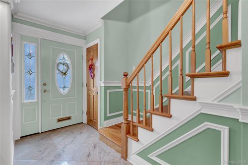 122 Laurel Dr, New Hyde Park, NY, 11040-2004 | Card Image