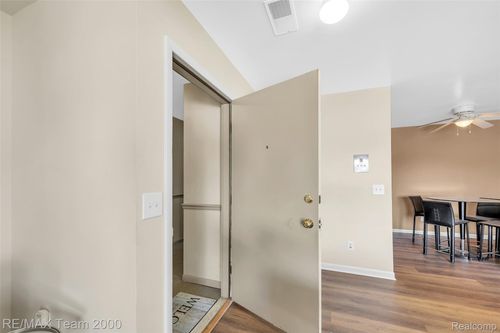 10045 Allen Pointe Dr, Allen Park, MI, 48101-1497 | Card Image