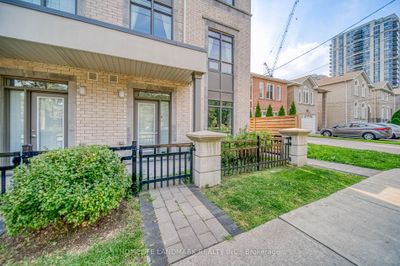 1 - 52 Holmes Ave, Condo with 2 bedrooms, 2 bathrooms and 1 parking in Toronto ON | Image 2