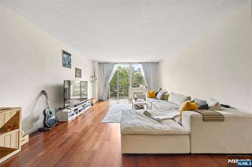 100 Grand Cove Way, Edgewater, NJ, 07020-7217 | Card Image