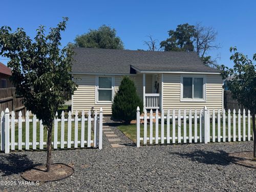 34 N I St, Toppenish, WA, 98948-1430 | Card Image
