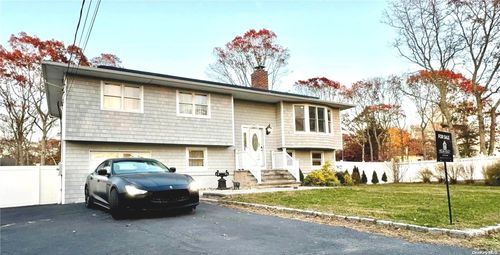 8 Westerly Court, Hampton Bays, NY, 11946 | Card Image