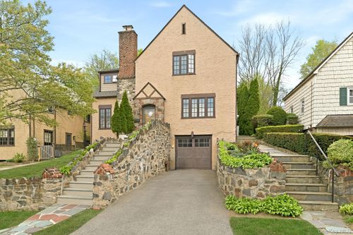 56 Hillcrest Ave, Larchmont, NY, 10538-2339 | Card Image