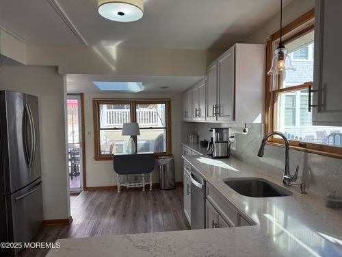 276 1st Ave, Manasquan, NJ, 08736-3913 | Card Image