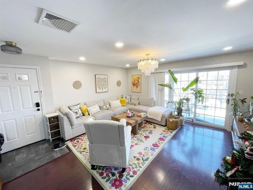 100 Crown Ct, Edgewater, NJ, 07020-1137 | Card Image