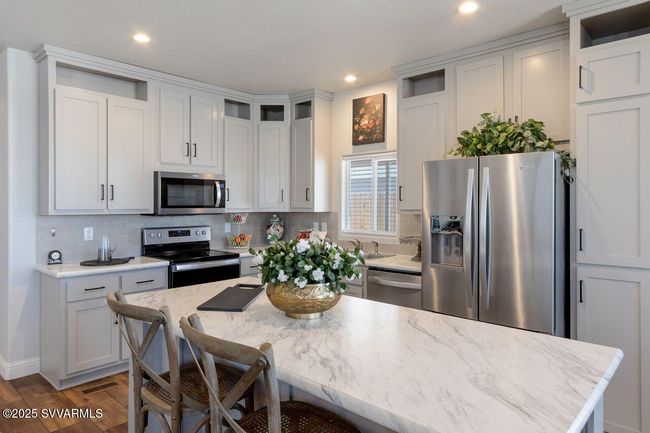 Kitchen with Island | Image 10