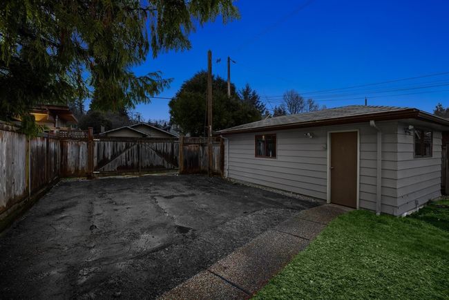 722 E 17th St, House other with 3 bedrooms, 2 bathrooms and 1 parking in North Vancouver BC | Image 19