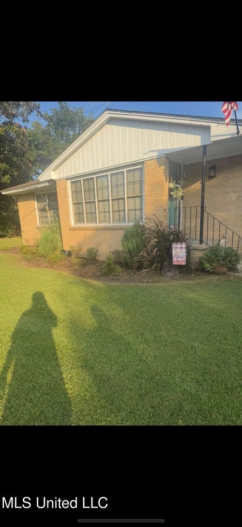 300 Ferriday Dr, Ridgecrest, LA, 71334-3616 | Card Image