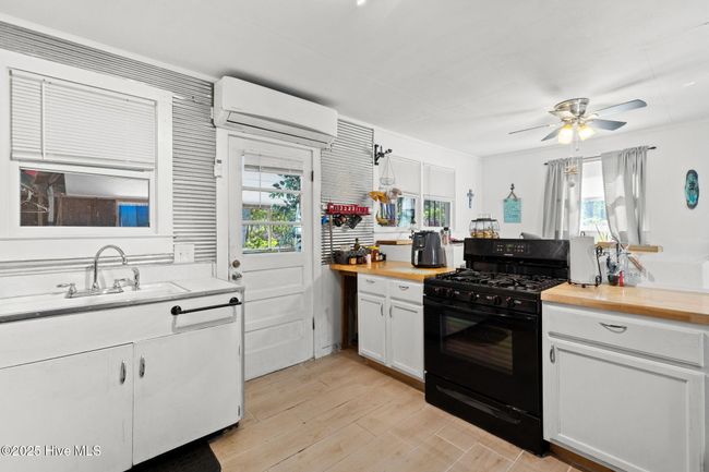 306 Ne 55 Th St, House other with 3 bedrooms, 1 bathrooms and null parking in Oak Island NC | Image 14