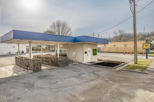 15 17th St, Bristol, TN, 37620-1951 | Card Image