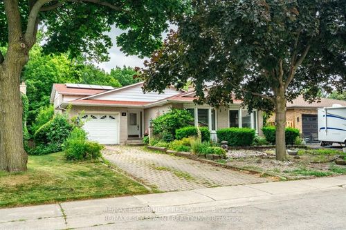 16 Flamingo Dr, Hamilton, ON, L9A4X7 | Card Image