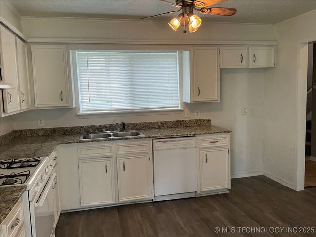 6505 S 81st East East Place, Townhouse with 3 bedrooms, 3 bathrooms and null parking in Tulsa OK | Image 6