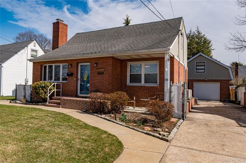 1595 Washington Ave, Seaford, NY, 11783-1927 | Card Image