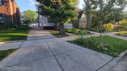 62 Wellesley Dr, Pleasant Ridge, MI, 48069-1243 | Card Image