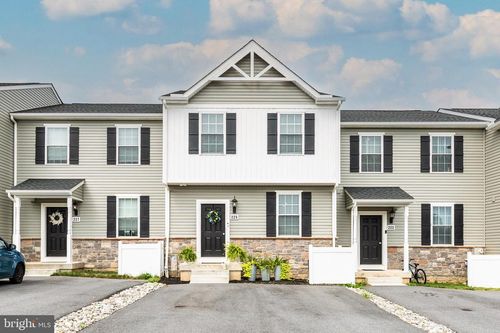 225 Holstein Dr, HANOVER, PA, 17331-8046 | Card Image