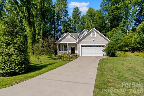 725 W Pine St, Hendersonville, NC, 28739-5147 | Card Image