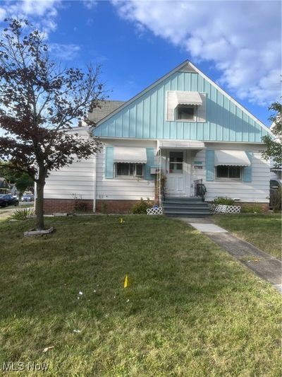 View of front of home featuring a front lawn | Image 1