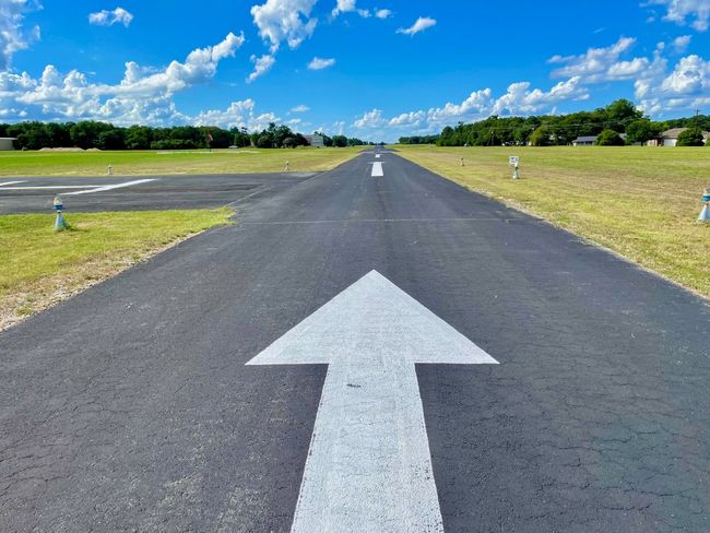 Area Amenities: 3.000 ft paved/lit airstrip asphalt street | Image 19