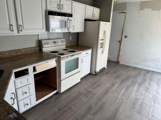 6928 43 Rd Ct E, House other with 3 bedrooms, 2 bathrooms and null parking in Sarasota FL | Image 6