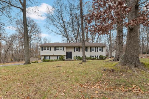 8 Apple Blossom Ct, Airmont, NY, 10952-4701 | Card Image