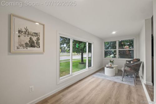 670 Pinecrest Dr, Ferndale, MI, 48220-2377 | Card Image