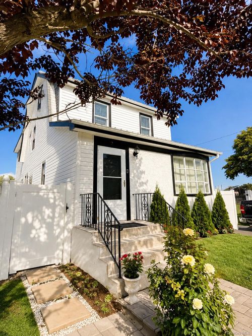2 Lee Ct, Merrick, NY, 11566-4143 | Card Image