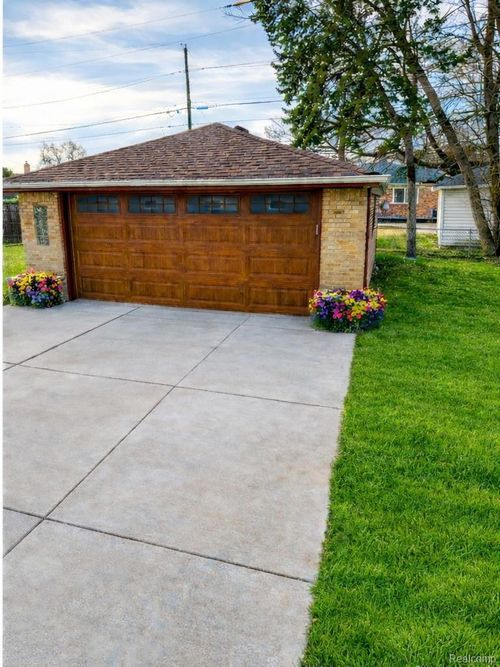 8895 Lenore, Redford, MI, 48239-1217 | Card Image