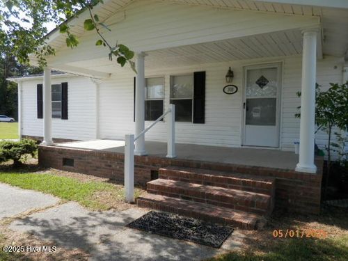 300 King Arthur Dr, Whiteville, NC, 28472-4931 | Card Image