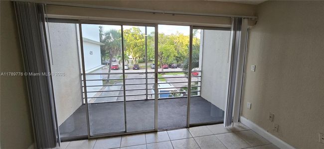 APT-207 - 4215 N University Dr, Condo with 2 bedrooms, 2 bathrooms and null parking in Sunrise FL | Image 8