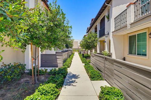 5-2538 Valentina Way, Commerce, CA, 90040-2628 | Card Image