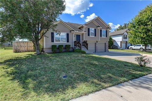 1604 Fairway Ct, Pleasant Hill, MO, 64080-1013 | Card Image