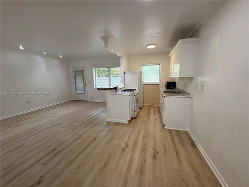 3-75 Washington Ave, Miami Beach, FL, 33139-7357 | Card Image