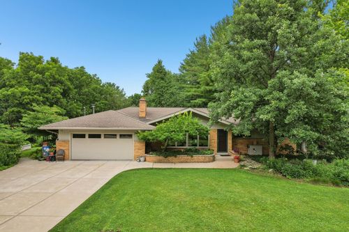 2703565 Oak Knoll Dr, Waukesha, WI, 53189-6155 | Card Image