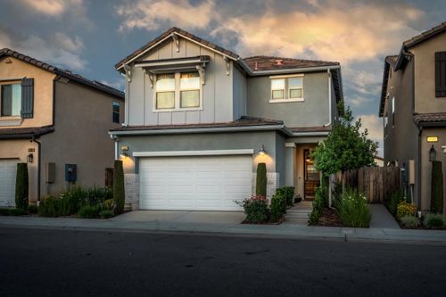 2760 N Sophie Dr, Fresno, CA, 93727-0880 | Card Image