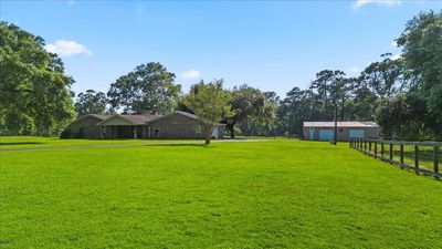 8300 Century Oaks Ln, House other with 3 bedrooms, 2 bathrooms and null parking in Silsbee TX | Image 3