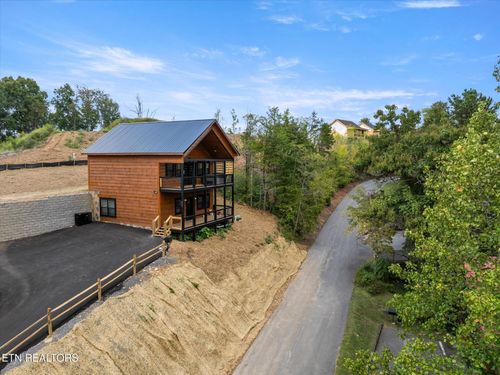 2435 Cobbler Way, Pigeon Forge, TN, 37863 | Card Image