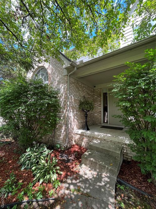 5872 Three Ponds Ct, West Bloomfield, MI, 48324-3124 | Card Image