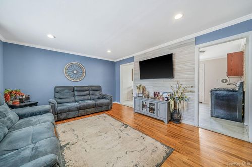 24 Lantern St, Huntington, NY, 11743-4742 | Card Image