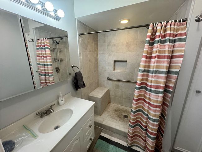 Nice walk in tile shower | Image 9