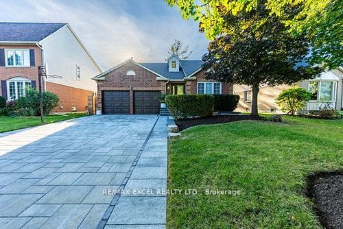 412 Mathews Crt, Newmarket, ON, L3X1C7 | Card Image