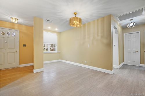 13 Cynthia Ln, Plainview, NY, 11803-5622 | Card Image