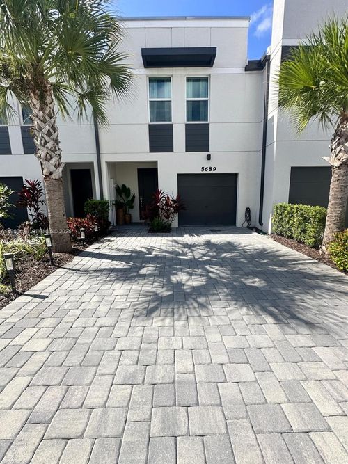 5689 Mentmore Dr, Mangonia Park, FL, 33407-2127 | Card Image