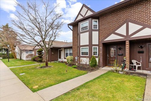 4-4 Raintree Ct, Deer Park, NY, 11729-5612 | Card Image
