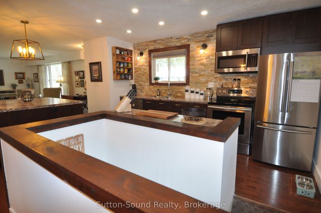 2133 6th Ave W, House other with 2 bedrooms, 2 bathrooms and 3 parking in Owen Sound ON | Image 9
