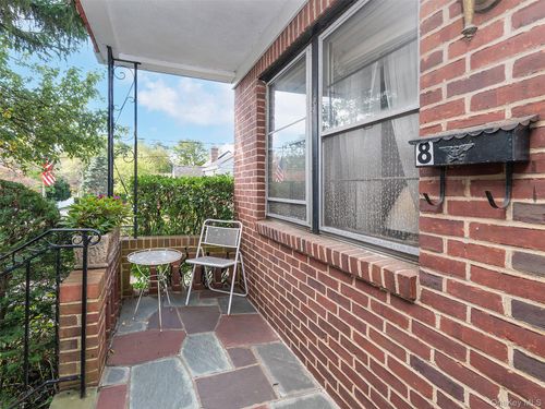 8 Cambridge St, Glen Cove, NY, 11542-2217 | Card Image