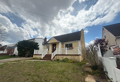 41 Avalon Rd, Hewlett, NY, 11557-1401 | Card Image